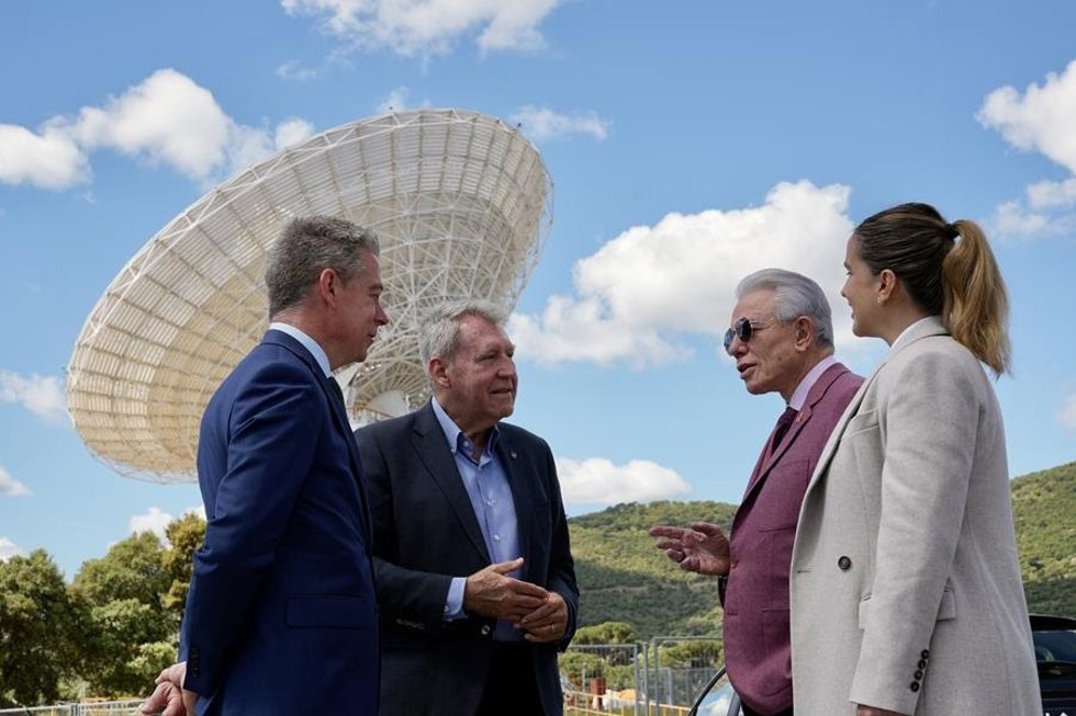 De izda. A dcha.: Kevin Coggins, Director del Programa de Comunicaciones y Navegación Espaciales de la NASA, Moisés Fernández, Director del MDSCC, Embajador Benjamín León Jr. Y su esposa, Mavi León.