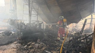 Bombero trabajando en el interior de una de las naves