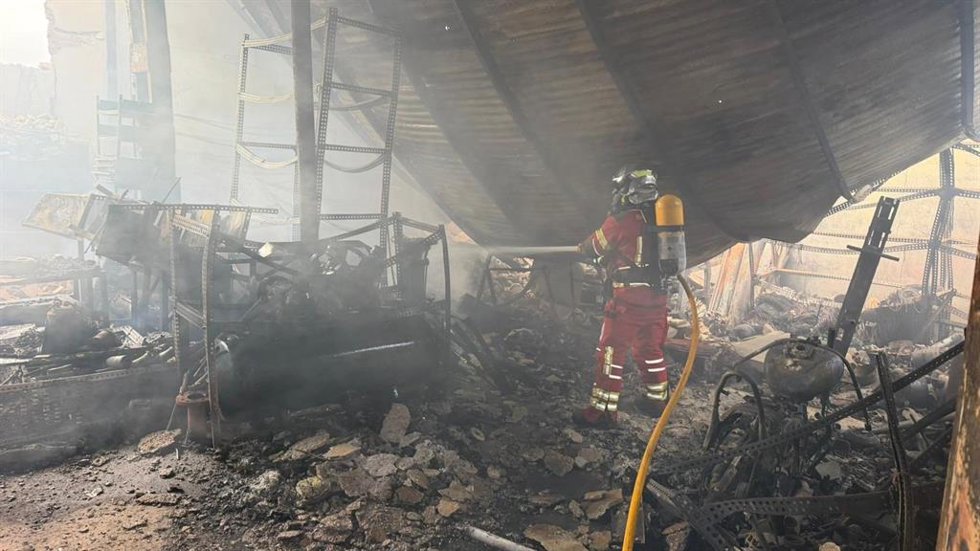 Bombero trabajando en el interior de una de las naves