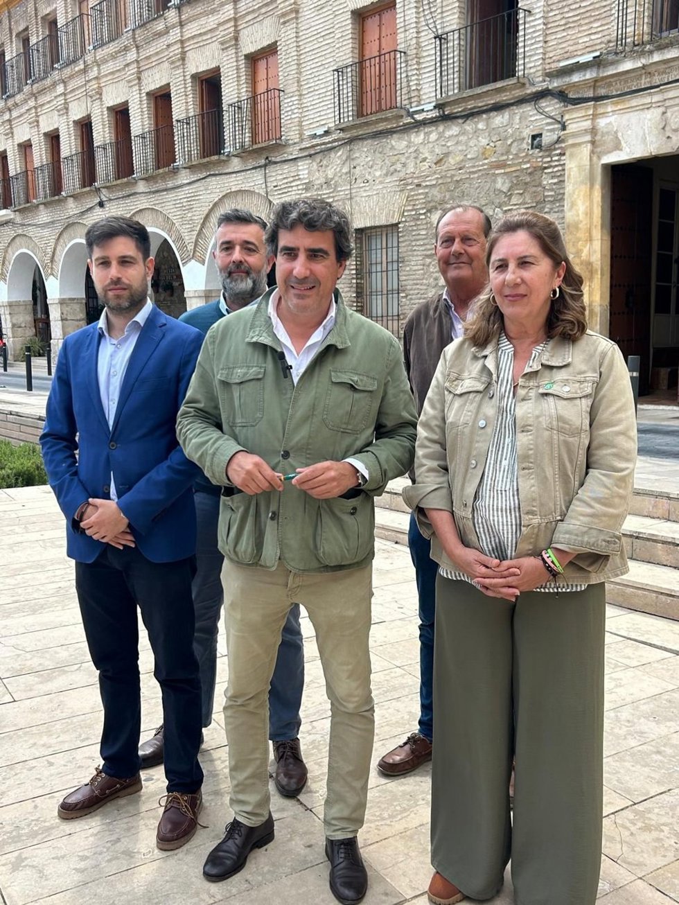 El candidato número dos de Vox por Córdoba al Parlamento de Andalucía, Juan José Coca (centro), en su visita a Baena.