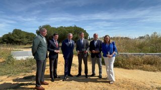El candidato número dos del PP por Sevilla y el alcalde de la capital andaluza, en un acto público en los terrenos que albergará el futuro distrito urbano Santa Bárbara, con suelos residenciales y para el desarrollo industrial