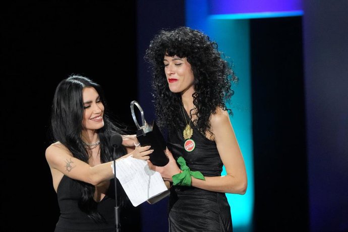 Archivo - La actriz y cantante Lali Espósito entrega el Premio a la Mejor Interpretación de Reparto a Camila Plaate por la película 'Belén', durante la gala de clausura del Festival de San Sebastián, en el Teatro Victoria Eugenia, a 27 de septiembre de 20