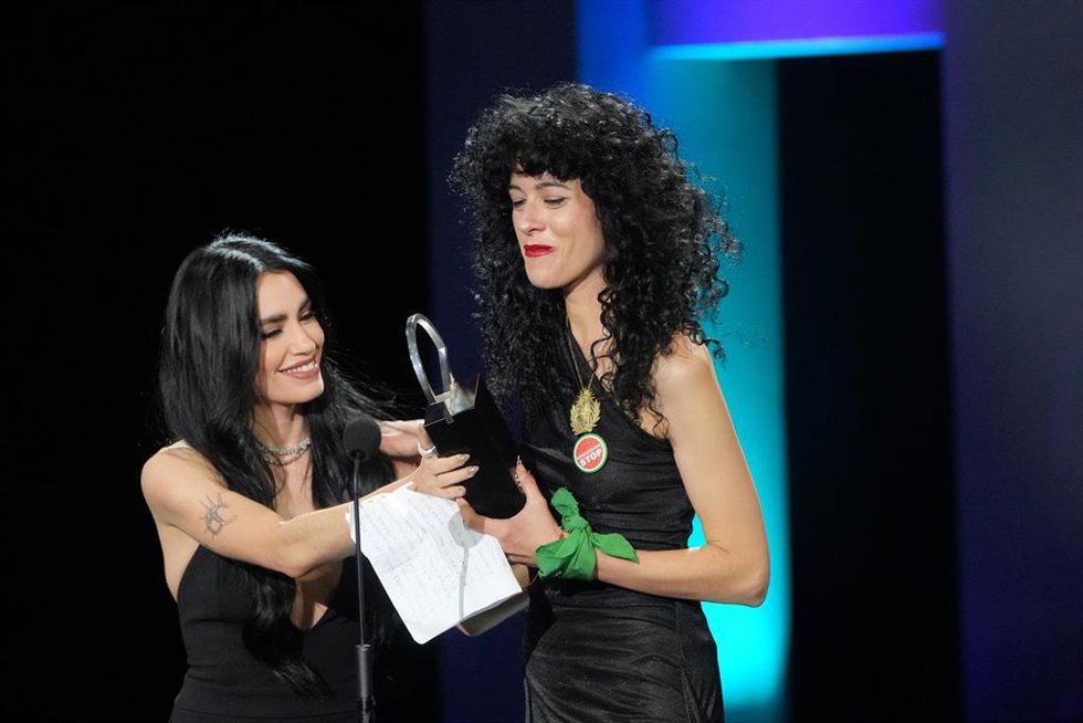 Archivo - La actriz y cantante Lali Espósito entrega el Premio a la Mejor Interpretación de Reparto a Camila Plaate por la película 'Belén', durante la gala de clausura del Festival de San Sebastián, en el Teatro Victoria Eugenia, a 27 de septiembre de 20