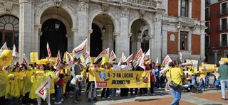 Más de 150 profesionales de escuelas infantiles de 0-3 años se concentran en Valladolid para reivindicar menos ratios y sueldos más dignos