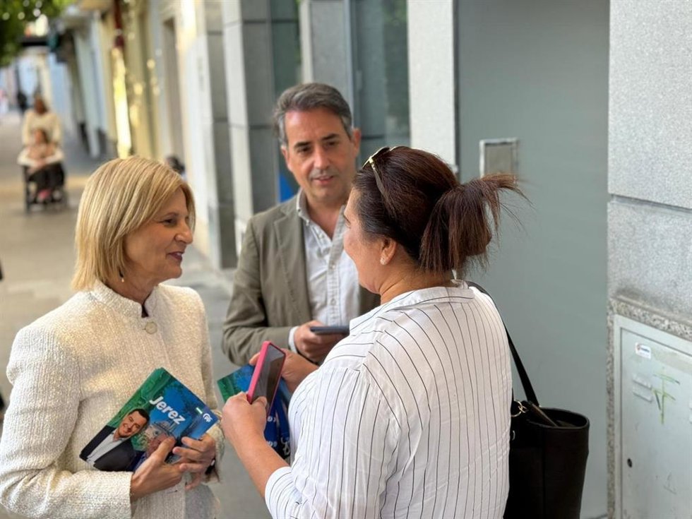 El número 5 de la lista del Partido Popular para las elecciones al Parlamento de Andalucía en la provincia de Cádiz, Antonio Saldaña, en un reparto de propaganda electoral junto a la presidenta del PP de Jerez, María José García-Pelayo.