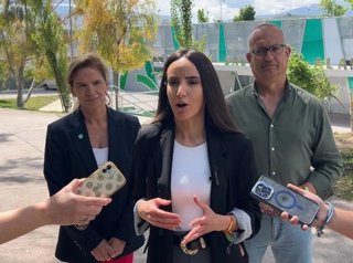 Alba Sánchez, junto a otros miembros de Vox en Jaén, en la comparecencia ante el centro de salud Alameda.