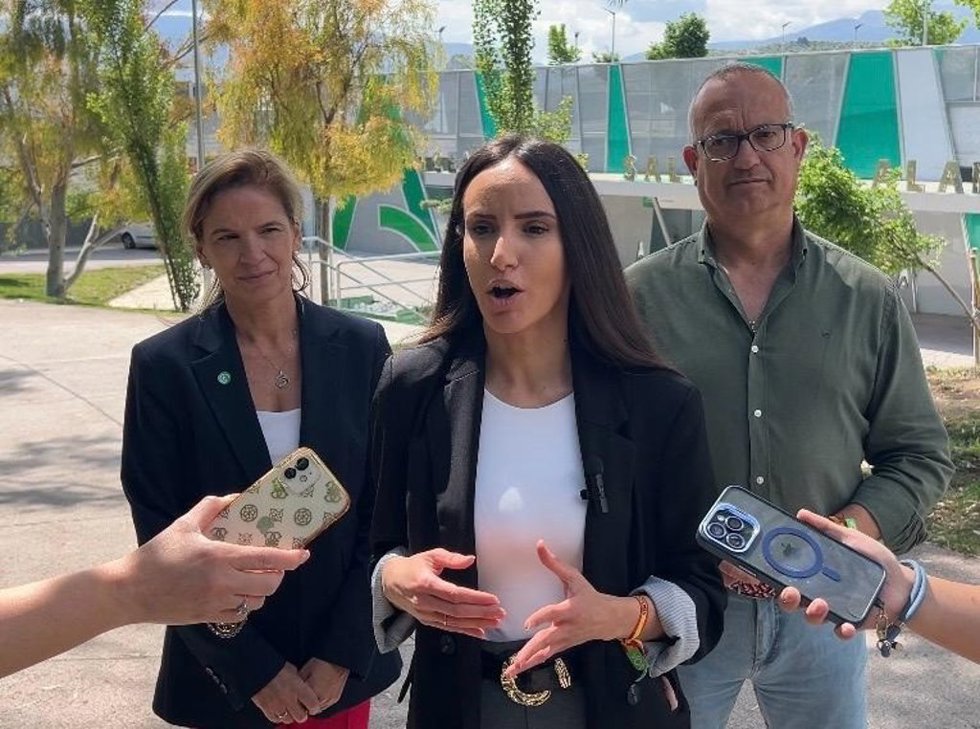 Alba Sánchez, junto a otros miembros de Vox en Jaén, en la comparecencia ante el centro de salud Alameda.