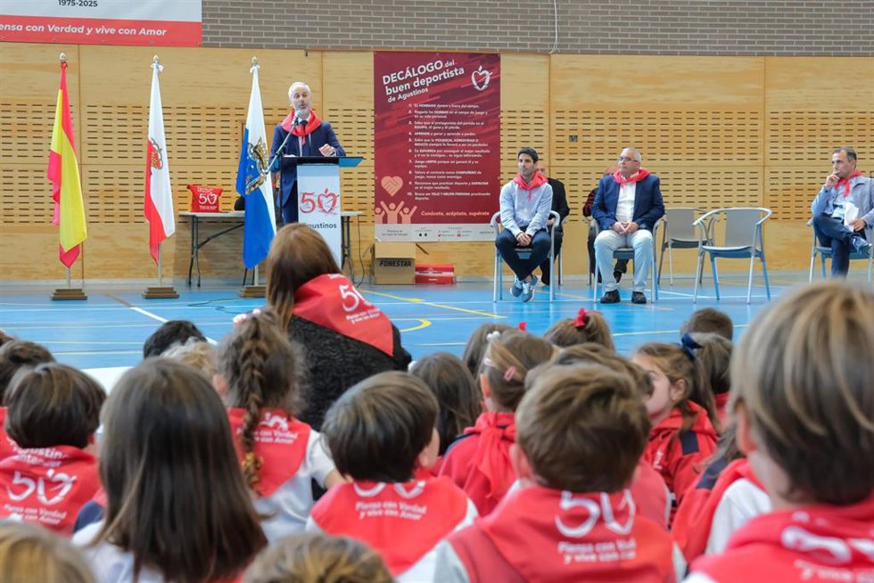 El consejero de Educación, Sergio Silva, asiste al pregón de las fiestas del colegio San Agustín