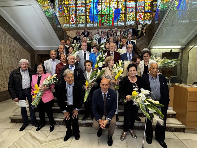 El Ayuntarmiento de León ha homenajeado este jueves a 23 parejas que cumplen sus Bodas de Oro y Diamante.