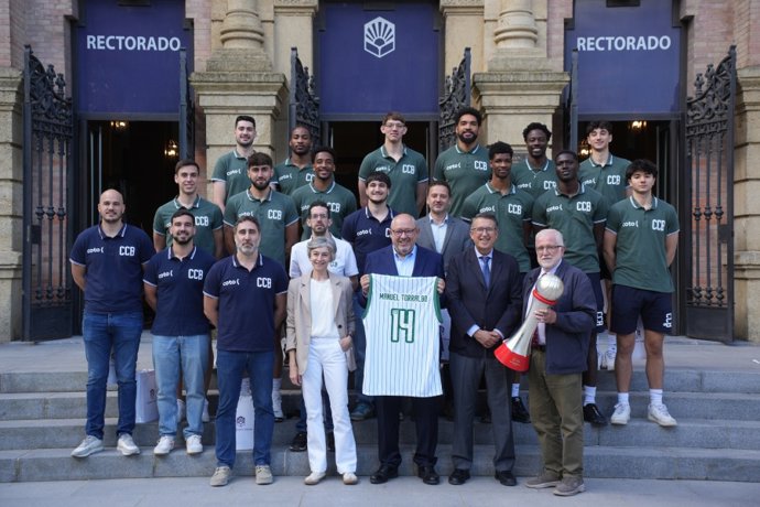 Foto de familia, con el rector de la UCO mostrando la camiseta del Coto Córdoba Club de Baloncesto con su nombre.