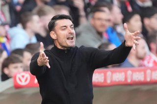 Archivo - 22 March 2026, Rhineland-Palatinate, Mainz: Eintracht Frankfurt coach Albert Riera reacts from the touchline during the German Bundesliga soccer match between FSV Mainz 05 and Eintracht Frankfurt at the Mewa Arena. Photo: Marc Schüler/dpa - IMPO