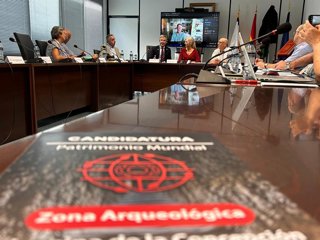La consejera de Cultura y Deporte, Patricia del Pozo, en la reunión con los expertos de la comisión científica y técnica para la candidatura a Patrimonio Mundial de la Unesco de la Zona Arqueológica de Valencina.