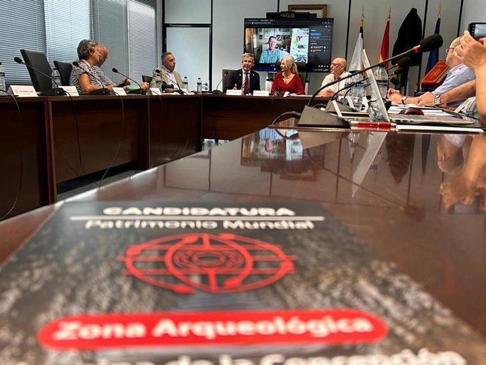 La consejera de Cultura y Deporte, Patricia del Pozo, en la reunión con los expertos de la comisión científica y técnica para la candidatura a Patrimonio Mundial de la Unesco de la Zona Arqueológica de Valencina.