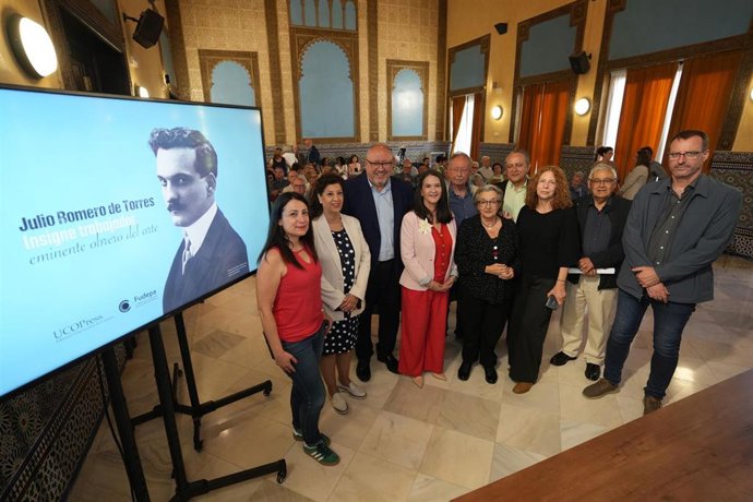 Foto de familia de la presentación del libro 'Julio Romero de Torres. Insigne trabajador, eminente obrero del arte'.