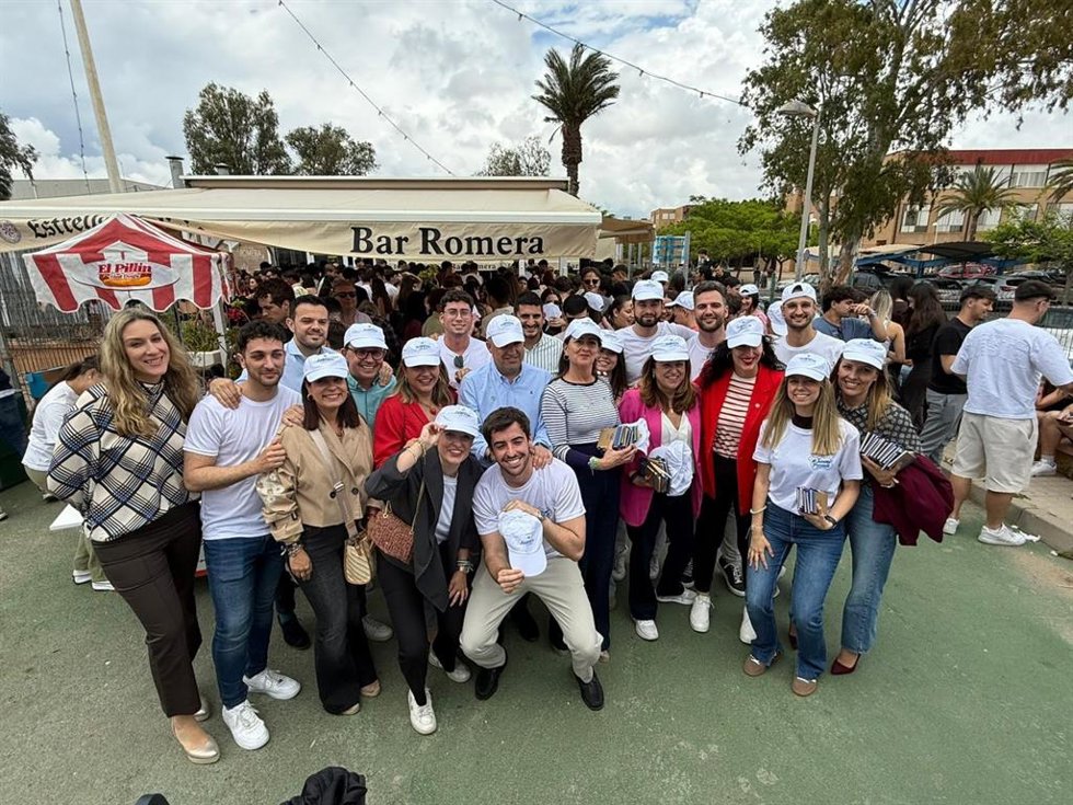 Dirigentes y jóvenes participantes en la jornada de convivencia organizada en la Universidad de Almería (UAL).