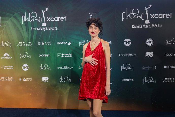La actriz argentina Camila Plaate posa en el photocall en la ceremonia de apertura de los Premios Platino.