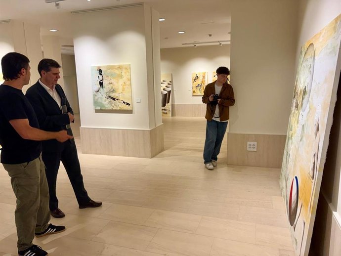 El conseller de Turismo, Cultura y Deportes, Jaume Bauza, en la inauguración de la exposición 'L'ordre invisible' de Tomeu Coll.