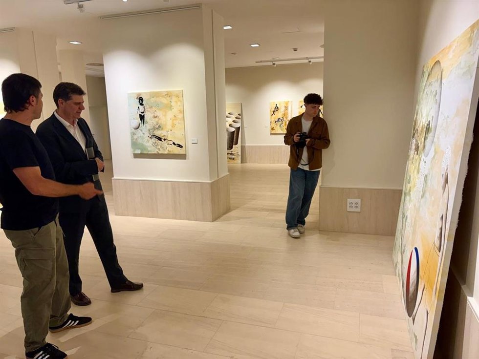 El conseller de Turismo, Cultura y Deportes, Jaume Bauza, en la inauguración de la exposición 'L'ordre invisible' de Tomeu Coll.