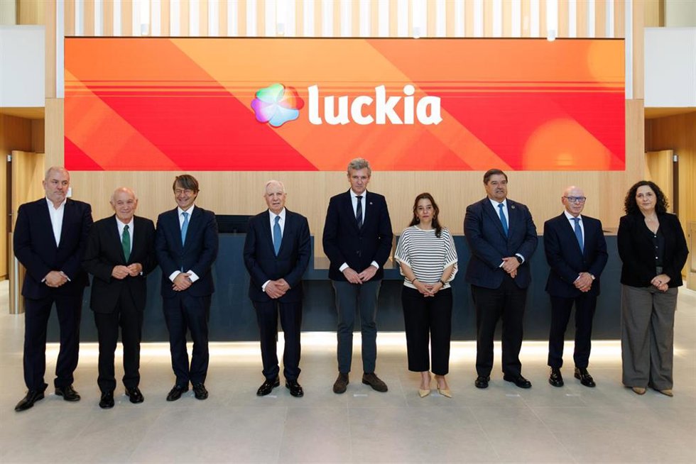 El presidente de la Xunta, Alfonso Rueda, acompañado del conselleiro de Facenda e Administración Pública, Miguel Corgos, asiste a la inauguración de la nueva sede de Luckia. A Coruña
