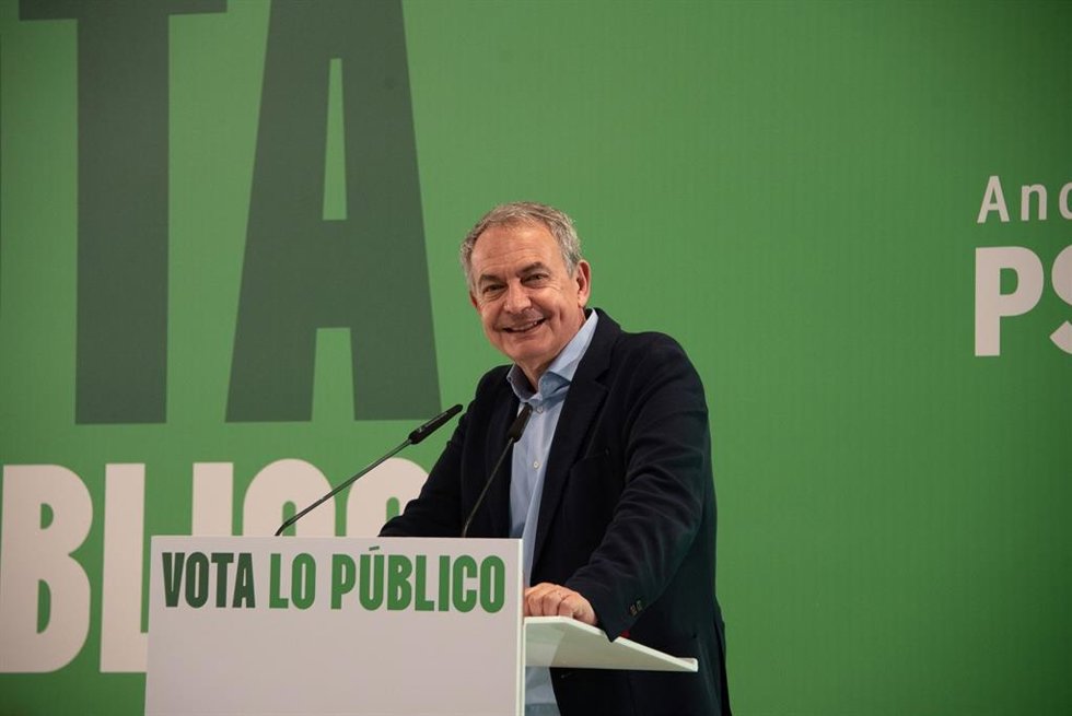 El expresidente del Gobierno José Luis Rodríguez Zapatero participa en un acto público en Almería.