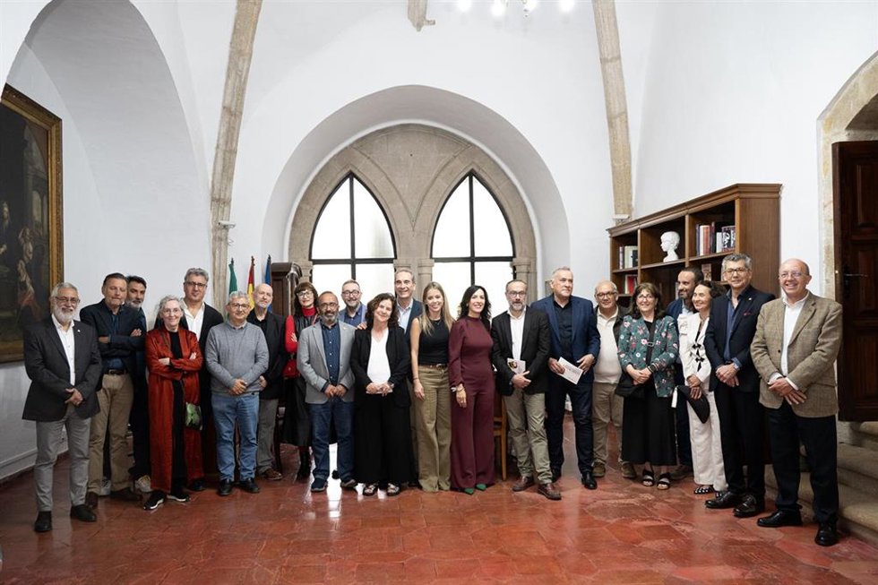 Autoridades y miembros del jurado de los Certámenes Literarios de la Diputación de Cáceres, que se han fallado este jueves