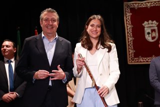 La nueva alcaldesa de Gerena, María Tenorio, junto al presidente de la Diputación de Sevilla, Javier Fernández, en la toma de posesión del cargo.
