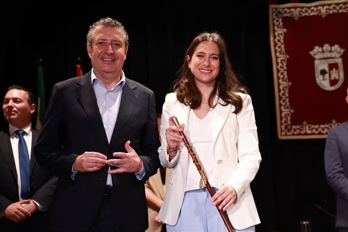 La nueva alcaldesa de Gerena, María Tenorio, junto al presidente de la Diputación de Sevilla, Javier Fernández, en la toma de posesión del cargo.