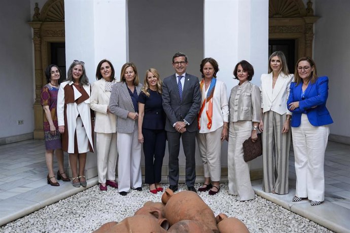 Celebración de la mesa redonda 'Mujeres solidarias' organizada por el Foro Mujer Sociedad en la Fundación Vicente de Madariaga. 