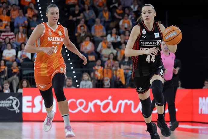 Raquel Carrera, durante un partido con el Valencia Basket.