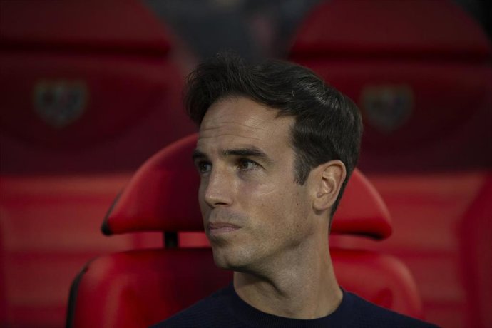 El entrenador del Rayo Vallecano, Iñigo Pérez, ante el Estrasburgo en la Conference League 2025-26.