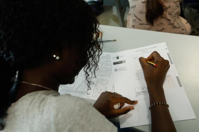Archivo - Una estudiante realiza un examen 