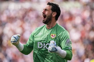El portero del Rayo Vallecano Augusto Batalla celebra un gol en la UEFA Conference League 2025/26.