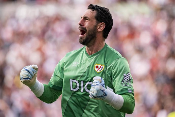 El portero del Rayo Vallecano Augusto Batalla celebra un gol en la UEFA Conference League 2025/26.