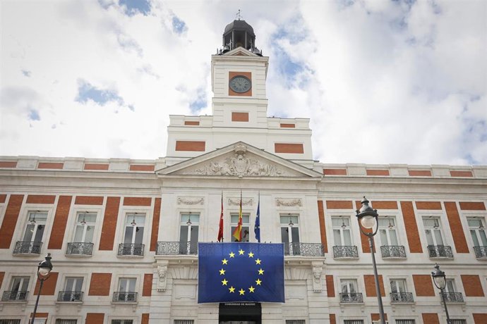 La Real Casa de Correos luce en su fachada la bandera de la Unión Europea para conmemorar el Día de Europa