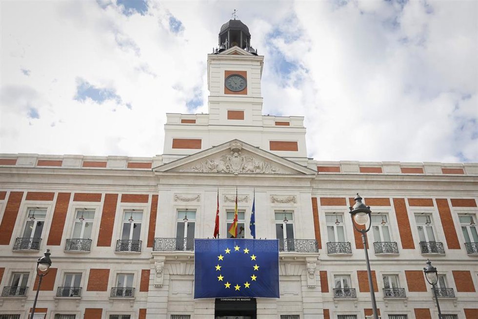 La Real Casa de Correos luce en su fachada la bandera de la Unión Europea para conmemorar el Día de Europa