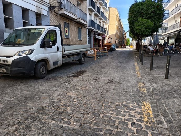 Vista de la calle Santa Vicenta María desde la zona más próxima a Alfonso XII, con las primeras vallas dispuestas para su colocación y señales de tráfico de prohibición de estacionamiento en la zona.