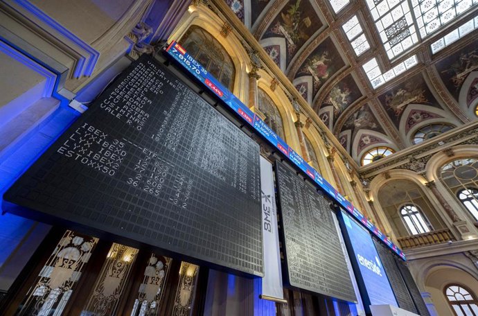 Archivo - Varios paneles del Ibex 35 en el Palacio de la Bolsa, a 4 de marzo de 2022, en Madrid (España). 