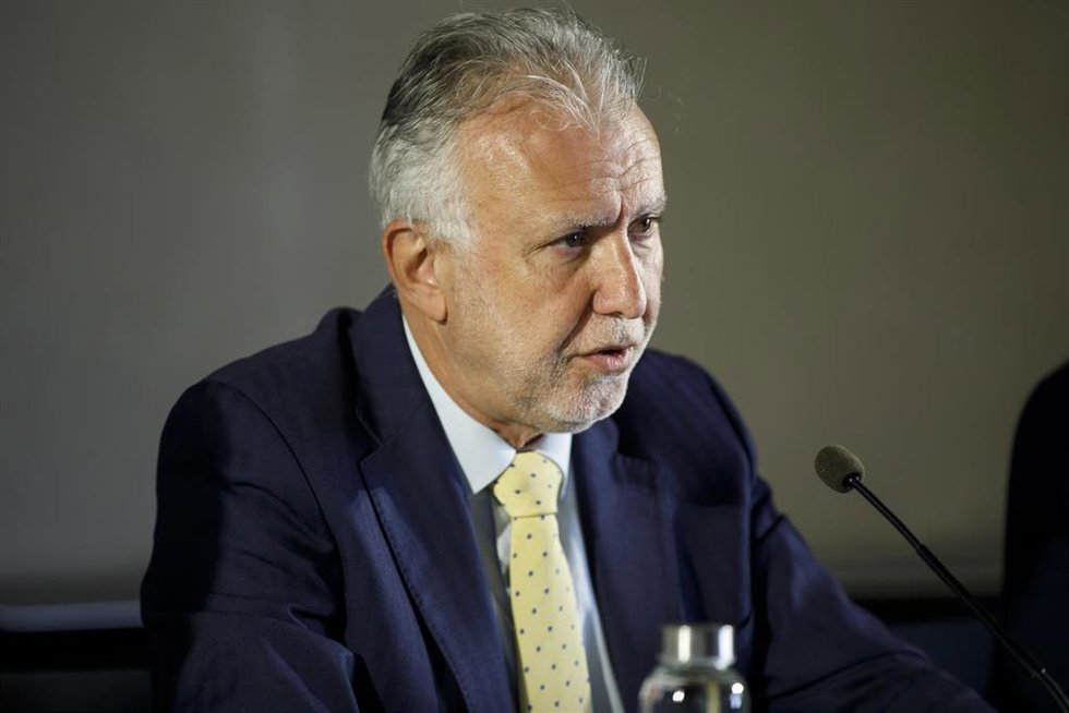 El ministro de Política Territorial y Memoria Democrática, Ángel Víctor Torres, interviene en la inauguración de las Jornadas sobre 'Paz, Memoria y Democracia: 50 años de la investigación de paz para España', que se celebra en Granada. A 6 de mayo de 2026