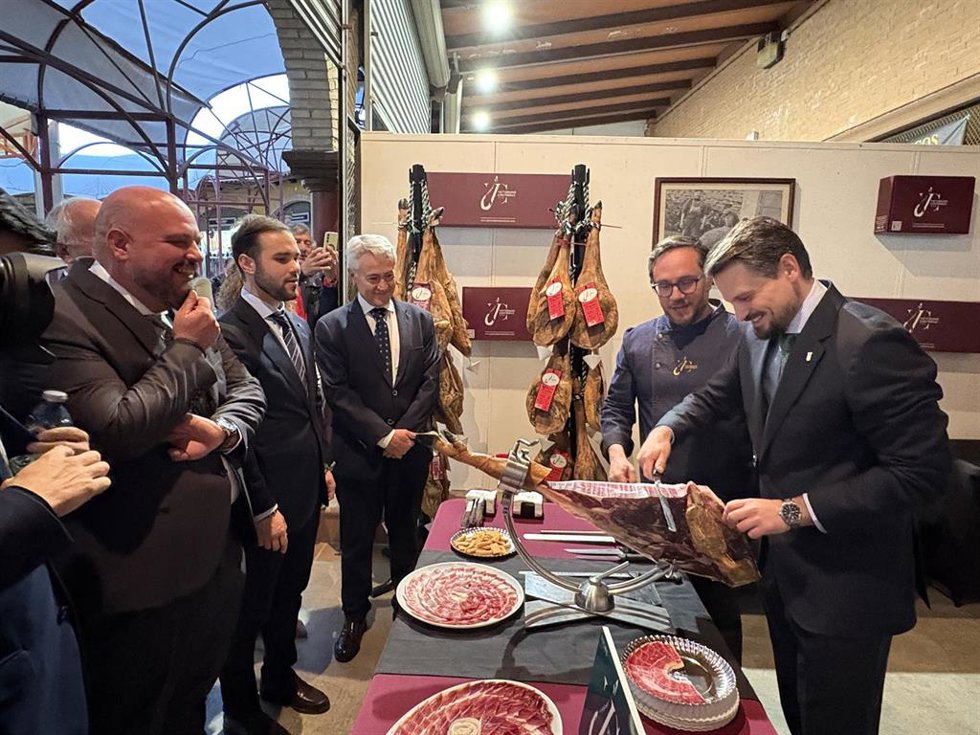 Autoridades en la inauguración el Salón del Jamón de Jerez de los Caballeros 2026
