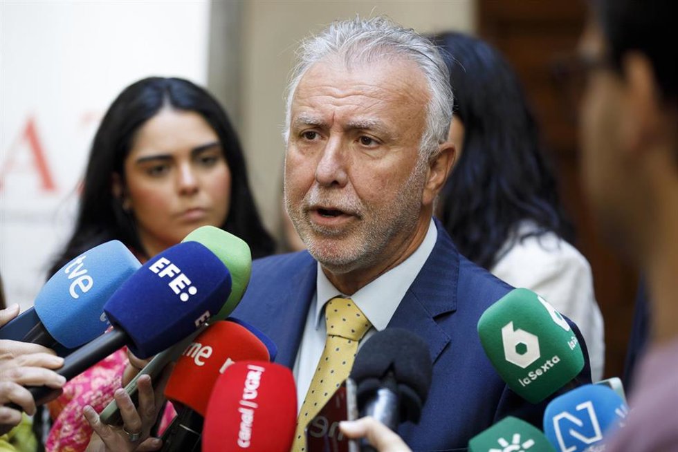El ministro de Política Territorial y Memoria Democrática, Ángel Víctor Torres, atiende a los medios tras inaugurar las Jornadas sobre 'Paz, Memoria y Democracia: 50 años de la investigación de paz para España', que se celebra en Granada. A 6 de mayo de 2