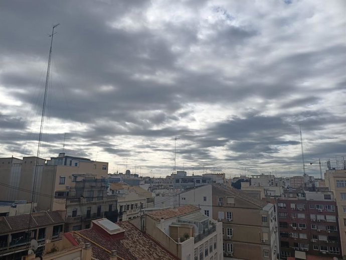 Archivo - Arxiu - Núvols en el cel de València