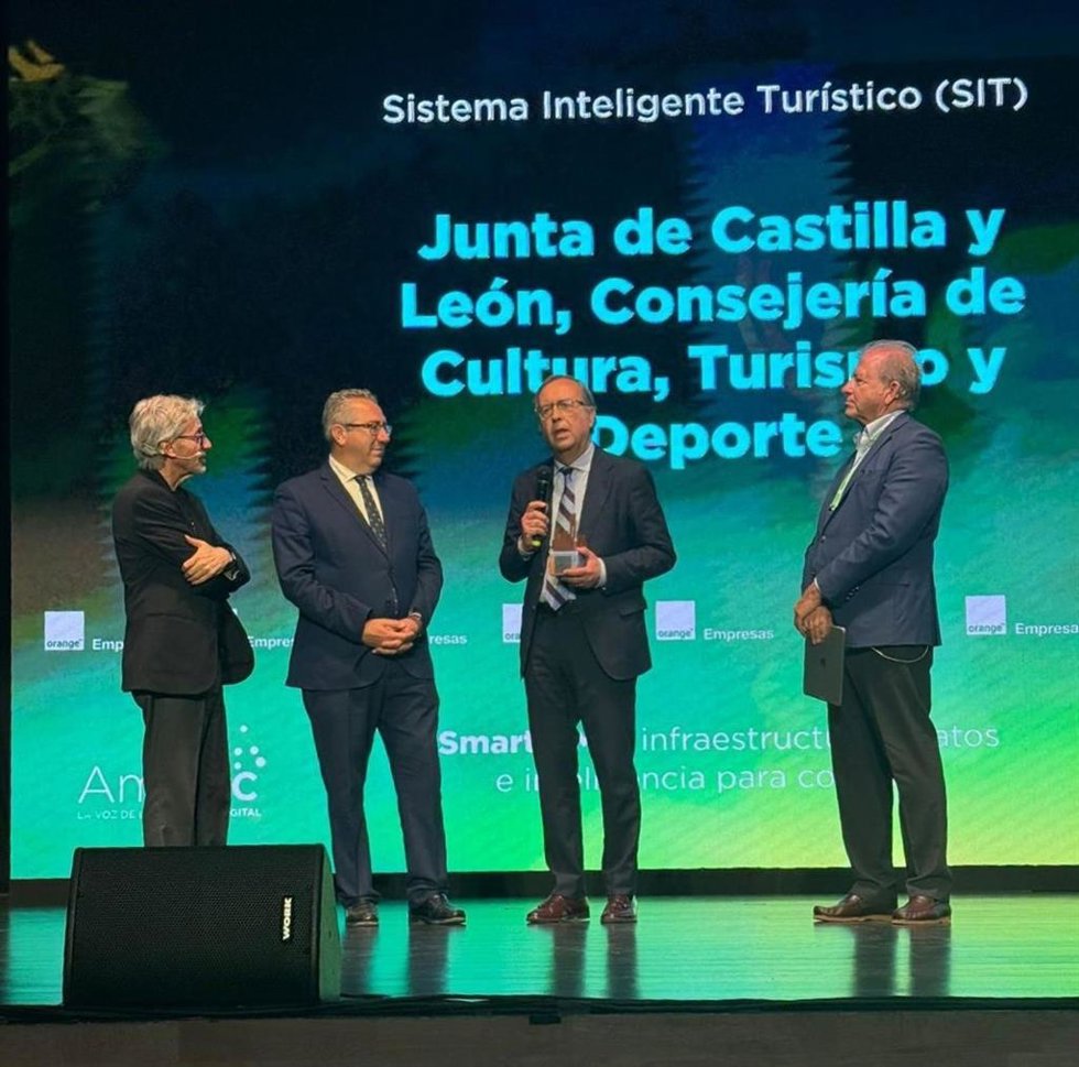 El director general de Turismo, Ángel González, recoge el galardón en el marco del congreso "Digital Tourist".