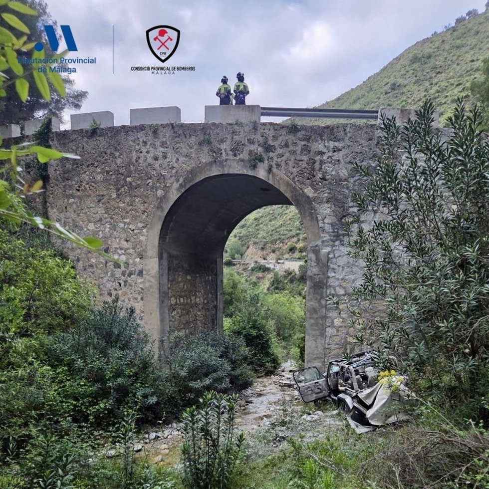 Efectivos del CPB de Málaga intervienen tras un accidente en MA-4105
