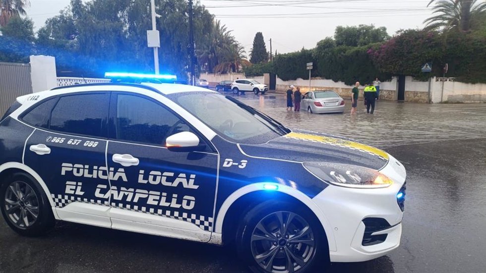Rescatan a dos mujeres atrapadas dentro de un coche en una zona inundada en El Campello (Alicante)