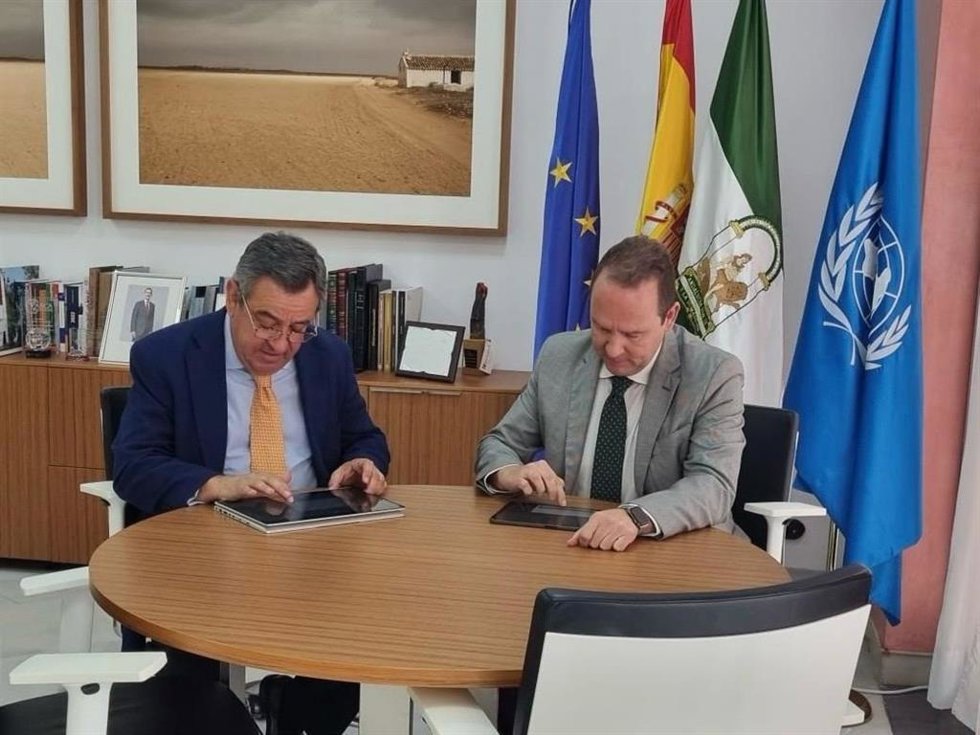 El rector de la UNIA, José Ignacio García, y el director del Instituto Andaluz de Administración Pública (IAAP), José Loaiza, firman el convenio del III Máster de Formación Permanente en Liderazgo y Dirección Pública.