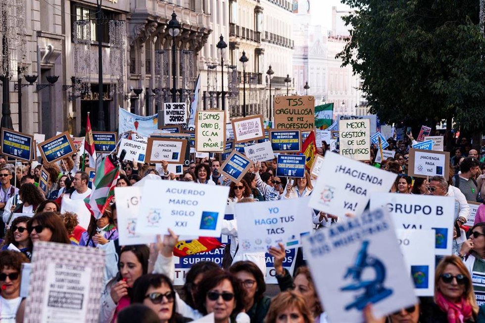 Archivo - Varias personas durante una manifestación de Técnicos Superiores Sanitarios (TSS), frente al Ministerio de Sanidad, a 3 de noviembre de 2025, en Madrid (España).