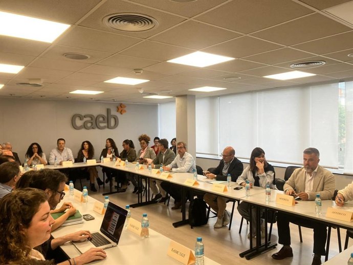 Patronales y sindicatos, reunidos en la mesa negociadora del convenio colectivo de comercio de Baleares.
