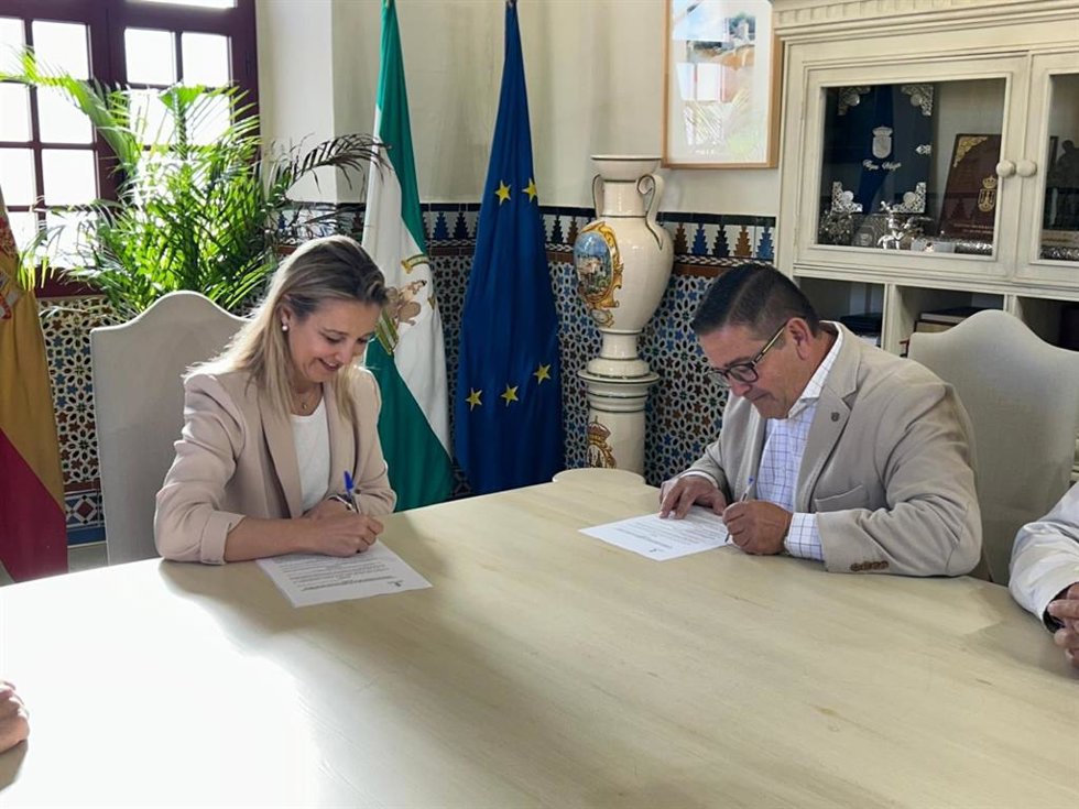 La alcaldesa de Alcalá de Guadaíra (Sevilla), Ana Isabel Jiménez, firmando el convenio de colaboración con el hermano mayor de la Hdad. Del Rocío, Salvador Ramos.