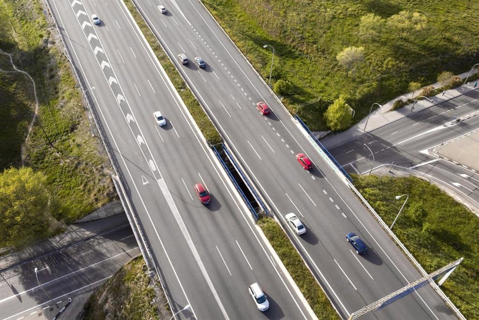 Archivo - Coches en una carretera