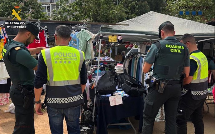 Agents de la Guàrdia Civil i la policia municipal de Terrassa